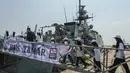 Anak-anak sekolah dasar Indonesia mengunjungi Kapal Perang Kerajaan Inggris His Majesty’s Ship (HMS) Tamar di Pelabuhan Tanjung Priok, Jakarta pada Rabu 17 Juni 2026. (BAY ISMOYO/AFP)