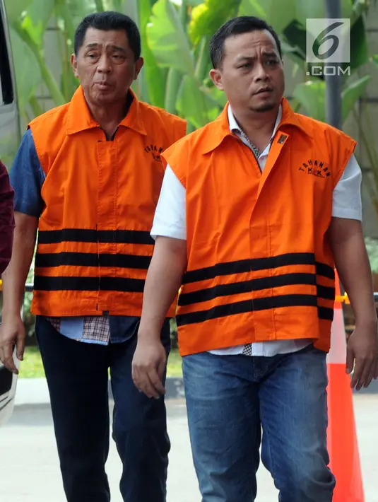 Dua tersangka penyuap Wali Kota Blitar Samanhudi Anwar dan Bupati Tulungagung Syahri Mulyo, Bambang Purnomo (kiri) dan Agung Prayitno tiba di Gedung KPK, Selasa (4/9). Keduanya akan diperiksa untuk tersangka Wali Kota Blitar, (Merdeka.com/Dwi Narwoko)