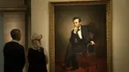 Pengunjung mengamati lukisan mantan presiden Amerika Serikat Abraham Lincoln dalam pameran bertajuk "Presiden-Presiden Amerika" (America's Presidents) di Galeri Potret Nasional di Washington DC, Amerika Serikat (17/2/2020). (Xinhua/Liu Jie)