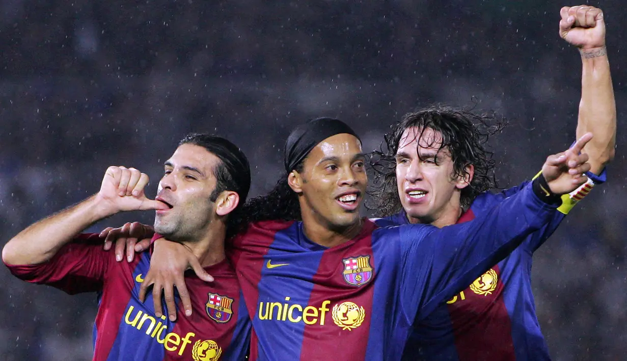 Pemain Barcelona, merayakan gol yang dicetak Rafael Marquez ke gawang America pada Piala Dunia antar klub di Yokohama, Kamis (14/12/2006). Eks bintang Barcelona ini mendapat sanksi dari Departemen Keuangan AS karena kasus narkoba. (AFP/Kazuhiro Nogi)