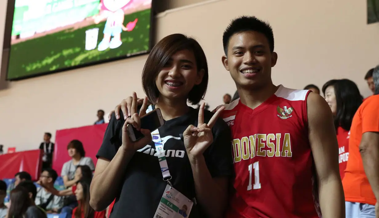 Yolla Yuliana berpose dengan sang kekasih, Andakara Prastawa Dhyaksa. (Bola.com/Arief Bagus)