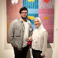 Irish Bella menemani sang suami Ammar Zoni yang kembali bekerja setelah tujuh bulan mendekam di penjara akibat penyalahgunaan narkoba. Momen tersebut kabar yang beredar belakangan ini. Berikut potret Irish Bella menami suaminya bekerja. [Instagram/calistamarshanda]