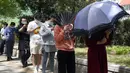 <p>Warga mengantre untuk tes massal COVID-19 di Distrik Haidian, Beijing, China, Selasa (26/4/2022). Beijing memberlakukan pengujian massal dan menutup akses ke lingkungan karena berupaya menahan wabah COVID-19 baru. (AP Photo/Ng Han Guan)</p>