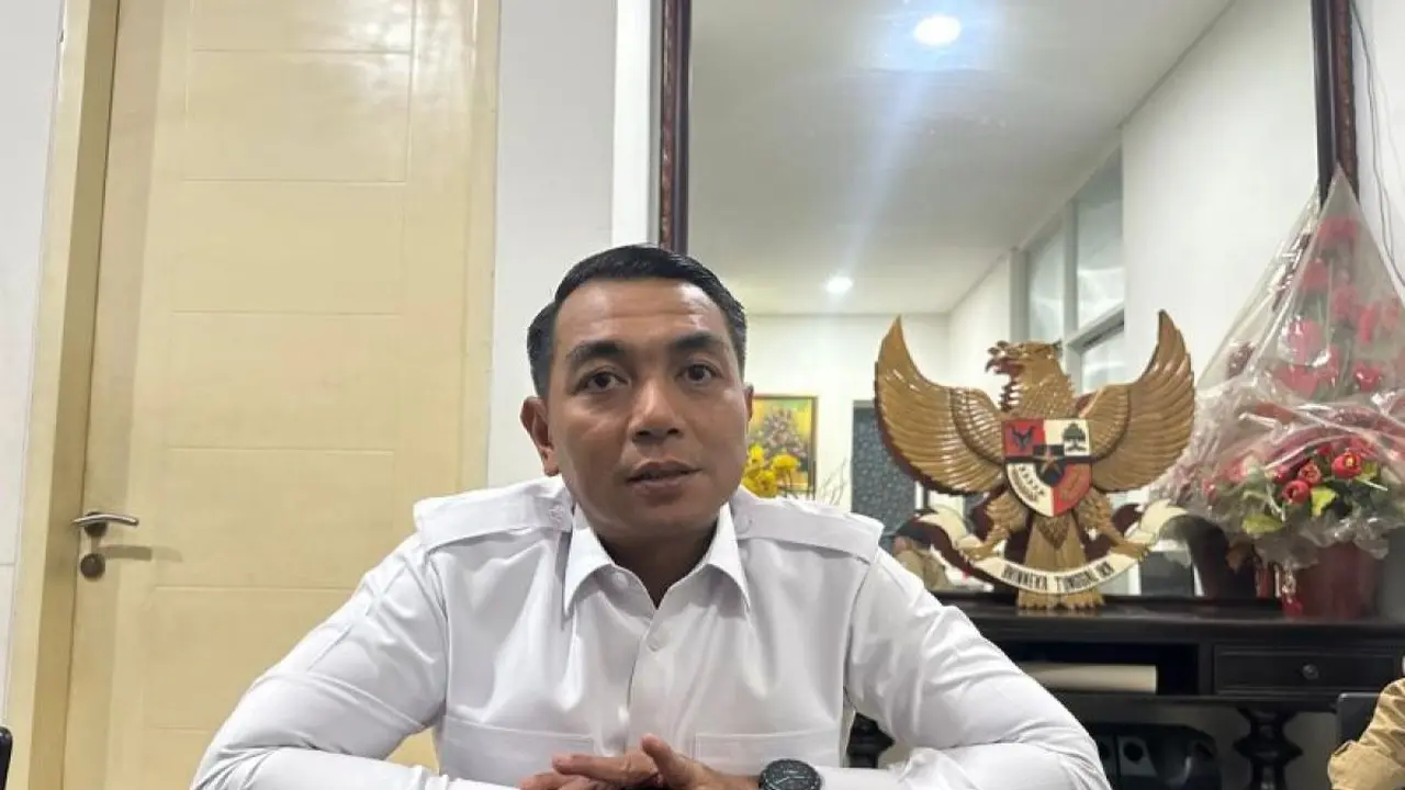 Sekretaris DPD Partai Gerindra Jawa Timur, Kharisma Febriansyah bicara sanksi tiga dprd terjerat kasus narkoba. (foto antara).