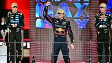 Juara dunia dan pembalap McLaren asal Inggris, Lando Norris (kanan), menyaksikan pembalap Red Bull Racing asal Belanda, Max Verstappen (tengah), merayakan kemenangan di samping pembalap McLaren asal Australia, Oscar Piastri, yang berada di podium pada akhir Grand Prix Formula Satu Abu Dhabi di Sirkuit Yas Marina, Abu Dhabi, 7 Desember 2025. (Giuseppe CACACE/AFP)
