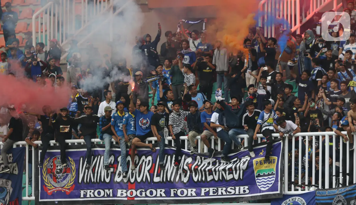Suporter Persib merayakan kemenangan Persib putri atas PS Tira-Kabo Kartini di leg 2 final Liga 1 Putri 2019 di Stadion Pakansari, Kab Bogor, Jabar, Sabtu (28/12/2019). Persib Putri juara Liga 1 Putri 2019 usai menang 3-1. (Liputan6.com/Helmi Fithriansyah)