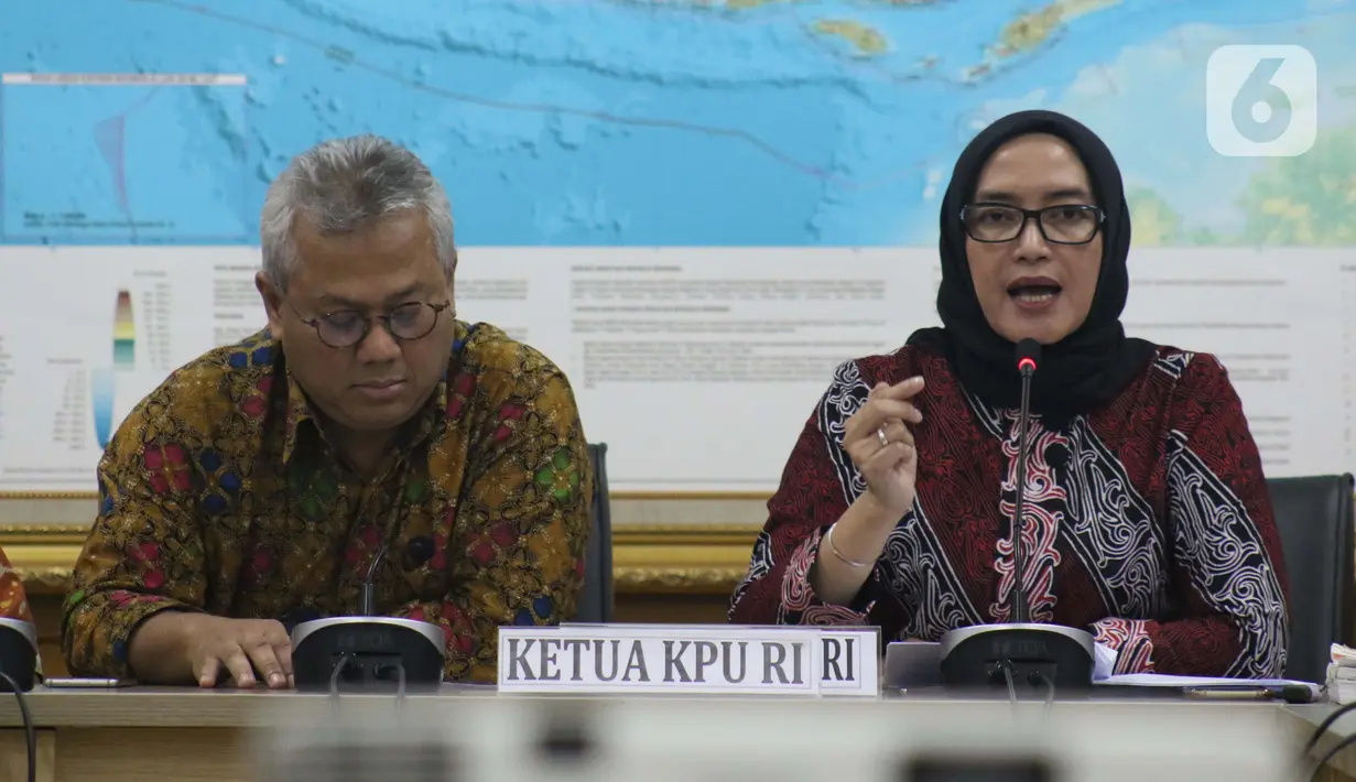 Evi Novida Ginting (kanan) bersama Ketua KPU RI, Arief Budiman usai memberi keterangan terkait pernyataan sikap KPU RI terhadap putusan DKPP di Jakarta, Kamis (19/3/2020). Evi Novida Ginting menyatakan keberatan dan akan mengajukan gugatan atas putusan DKPP. (Liputan6.com/Helmi Fithriansyah)