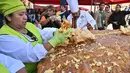 <p>Acara yang berlangsung selama dua hari ini diakhiri dengan penyajian sandwich raksasa berdiameter lebih dari dua meter, di depan kerumunan orang yang antusias di La Paz. (AIZAR RALDES / AFP)</p>