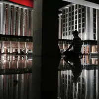 Mereka menghabiskan waktu dengan membaca Alquran, memanjatkan doa, dan melaksanakan sholat malam. (merdeka.com/Nanda F. Ibrahim)