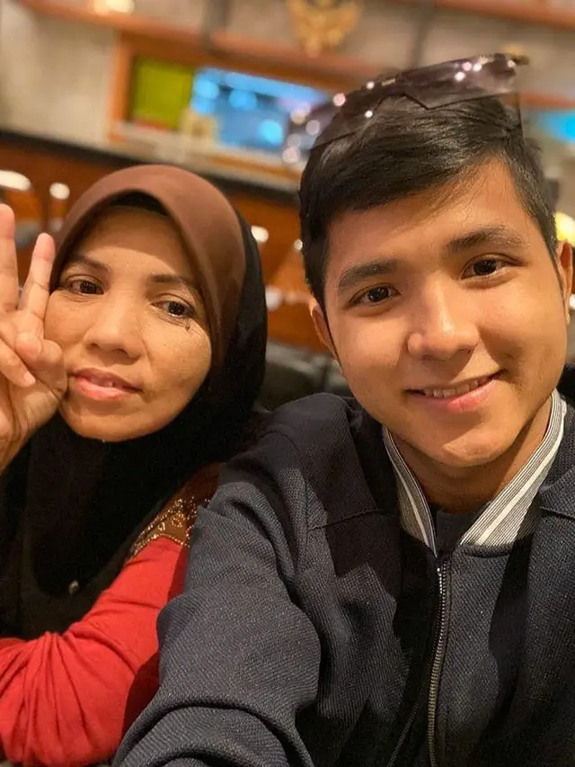 Jarang Terekspos, Ini 7 Potret Kebersamaan Jirayut dan Ibunda