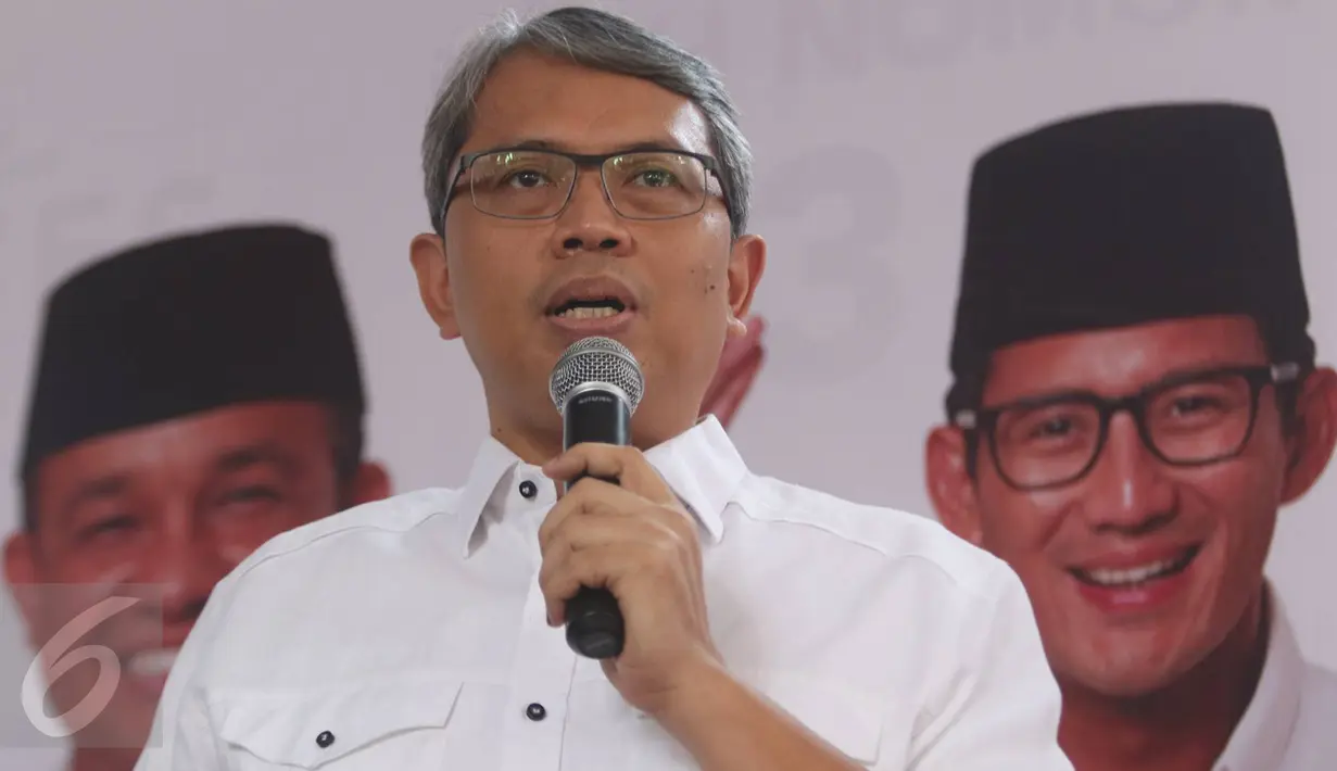 Wakil Ketua DPRD DKI FPKS Triwisaksana memberi sambutan saat deklarasi dukungan ke Anies-Sandi, Jakarta, Rabu (22/2). Sejumlah anggota DPRD DKI Jakarta yang mendukung Agus -Sylvi, mengalihkan dukungannya ke Anies-Sandi. (Liputan6.com/Immanuel Antonius)