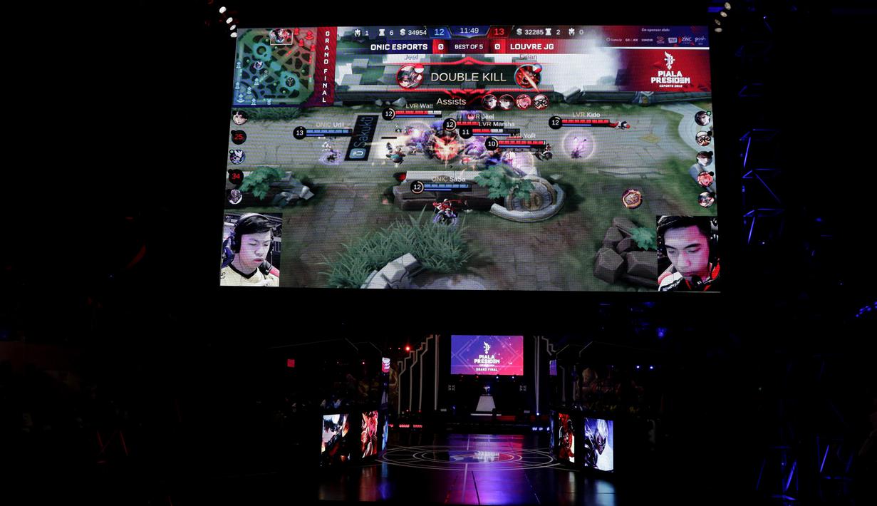 Suasana pertandingan tim Onic Esports melawan Louvre Juggernaut pada final Piala Presiden Esports 2019 di Istora Jakarta, Minggu (31/3). (Bola.com/M Iqbal Ichsan)