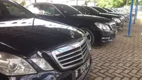 Mercedes Benz E250 bekas milik Blue Bird yang digunakan ‎rombongan delegasi Raja Salman Al Abdulaziz Al, dijual Rp 450-480 jutaan mulai 3-14 April 2017. (Herdi Muhardi)