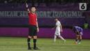Wasit berusia 35 tahun itu mengeluarkan dua kartu kuning dari total 23 pelanggaran yang terjadi di laga Persita vs Persikabo. (Bola.com/M Iqbal Ichsan)