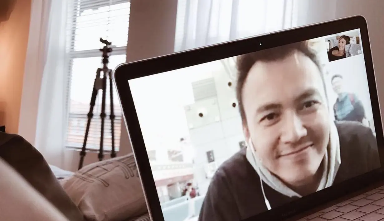 Miliki hubungan jarak jauh pun membuat banyak netizen sering menyemangati Wijaya Saputra dan Agnez Mo. (instagram/jaysforeal)