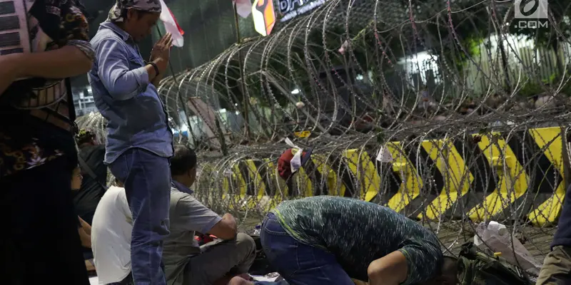 Massa Aksi Buka Puasa dan Salat Magrib di Depan Gedung Bawaslu