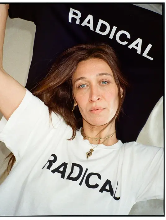 Alana Hadid tampil dengan kaus putih bertuliskan RADICAL, tampil memesona walau bare face. [Foto: Instagram/lanzybear]