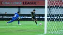 Pemain Dewa United, Stefano Lilipaly, berusaha mencetak gol ke gawang Shan United pada matchday ketiga Grup E AFC Challange League 2025-2026 di Stadion Indomilk Arena, Tangerang, Sabtu (01/11/2025) malam WIB. (Bola.com/M Iqbal Ichsan)