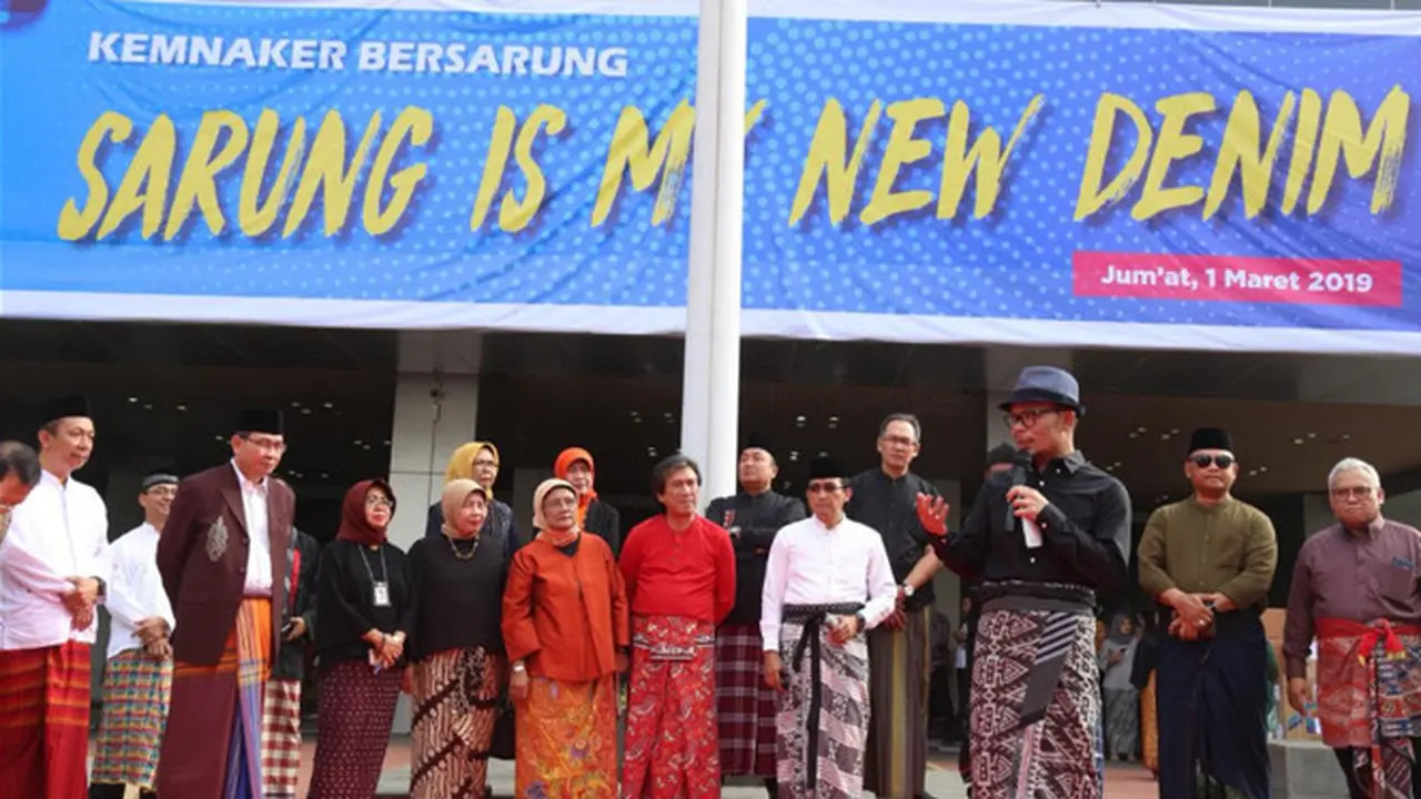 Menaker M Hanif Dhakiri, pejabat eselon I, II dan III Kemnaker secara bergiliran berlenggak-lenggok di halaman kantor Kemnaker.
