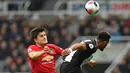 Striker Newcastle United, Joelinton berebut bola dengan bek Manchester United Harry Maguire pada laga pekan kedelapan Premier League, di St James' Park, Minggu (6/10/2019). Manchester United (MU) menelan kekalahan 0-1 dari Newcastle United. (Paul ELLIS / AFP)