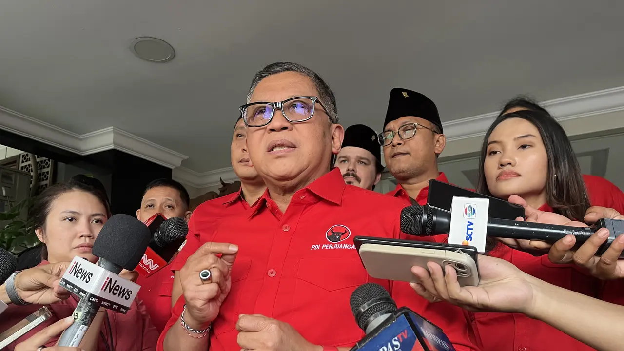 Sekjen PDI Perjuangan (PDIP) Hasto Kristiyanto usai menghadiri peringatan 71 Tahun Konferensi Asia Afrika (KAA) 1955 di Sekolah Partai PDIP, Lenteng Agung, Jakarta Selatan, Sabtu (18/4/2026). (Liputan6.com/Winda Nelfira)
