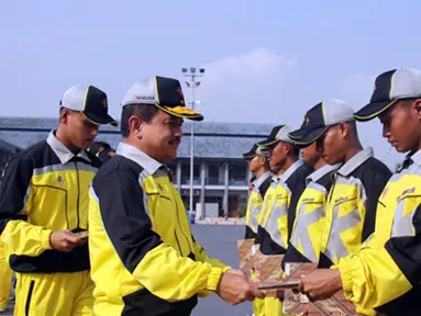 Citizen6, Jakarta: Pangkolinlamil Laksda TNI S.M. Darojatim memberikan ucapan selamat usai upacara penyambutan kontingen Kolinlamil, di Dermaga Kolinlamil Jakarta, Jumat, (22/6). (Pengirim: Kadispen Kolinlamil).