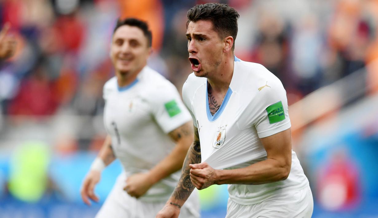 Bek Uruguay, Jose Gimenez, melakukan selebrasi usai mencetak gol ke gawang Mesir pada laga Piala Dunia di Stadion Ekaterinburg, Jumat (15/6/2018). Uruguay menang 1-0 atas Mesir. (AFP/Jorge Guerreo)