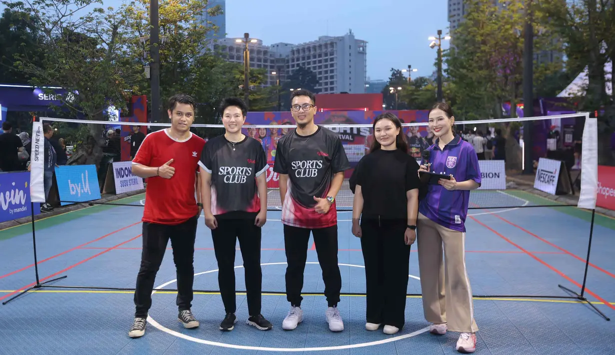 Momen menarik pun tercipta ketika dua legenda bulutangkis Indonesia, Liliyana Natsir dan Mohammad Ahsan, turun ke lapangan untuk kembali bermain bulutangkis. (Bola.com/M Iqbal Ichsan)