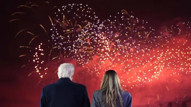 Jelang Hari Pelantikan, Donald Trump dan Istrinya Melania Trump Saksikan Pesta Kembang Api