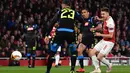 Gelandang Arsenal, Aaron Ramsey mencetak gol ke gawang Napoli pada leg pertama perempat final Liga Eropa di Stadion Emirates, Kamis (11/4). Arsenal mendekatkan diri ke semifinal setelah berhasil mengalahkan Napoli 2-0. (Photo by Ben STANSALL / AFP)