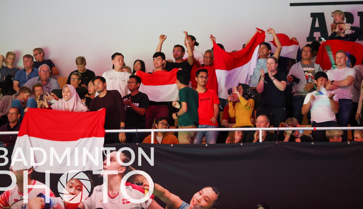 Sejumlah warga negara Indonesia yang menonton dan memadati Ceres Arena pun tak tinggal diam. Sorak semangat sembari mengibarkan bendera Indonesia yang diberikan untuk tim bulutangkis Indonesia tak berhenti hingga pertandingan usai. (Badminton Photo/Yves Lacroix)