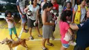 Para warga membawa hewan piaraannya untuk diberi vaksin anti rabies di Payatas, Manila, Filipina, Selasa (26/9). Menjelang Hari Rabies Sedunia, HSI pelopori kampanye anti-rabies untuk mencapai berantas infeksi rabies pada 2020. (AP Photo/Bullit Marquez)