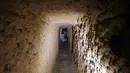 Wartawan dan tentara Suriah menyusuri terowongan yang sebelumnya digunakan oleh pemberontak di Jobar, Ghouta Timur, Senin, (2/4). Rezim Suriah semakin dekat untuk mengambil kendali penuh atas Ghouta Timur. (LOUAI BESHARA/AFP)