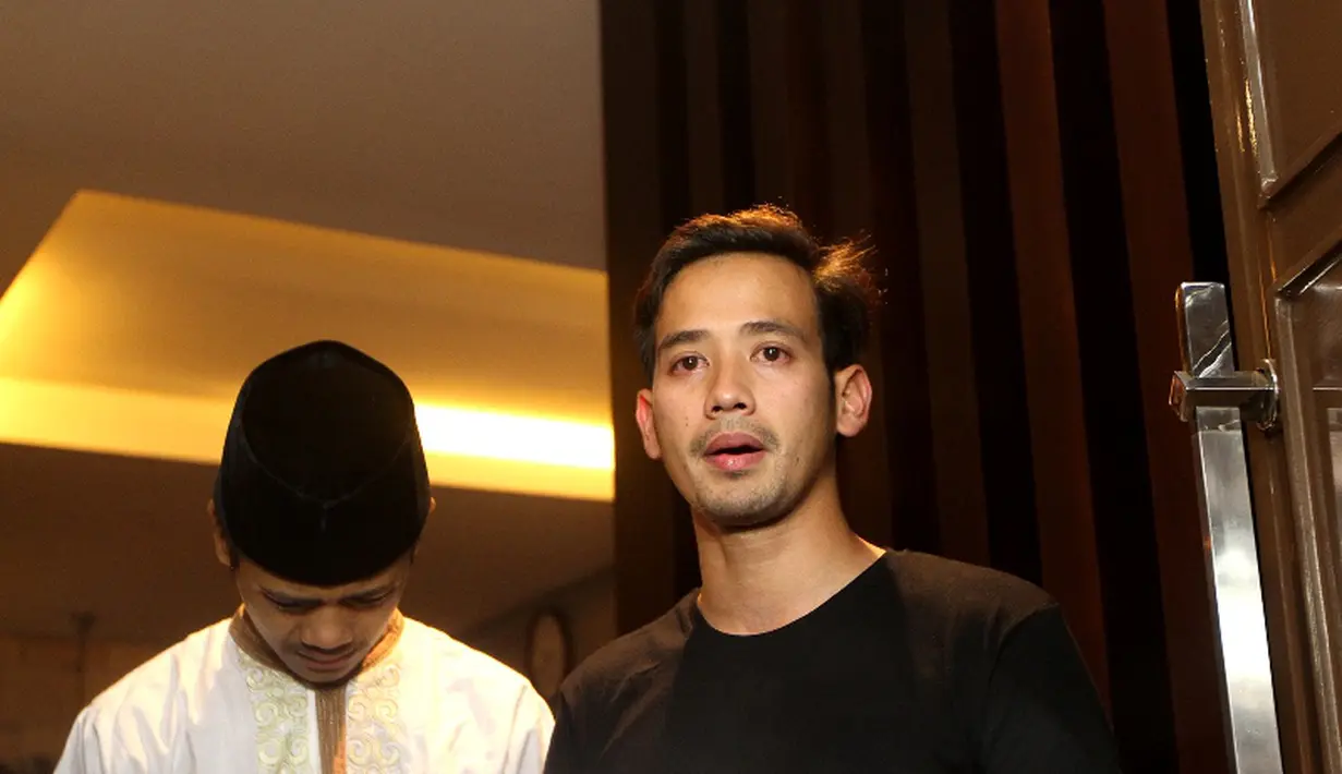 Tarra Budiman termenung mengenang kepergian Olga Syahputra yang sangat berjasa terhadap dirinya. (foto: galih w. satria)