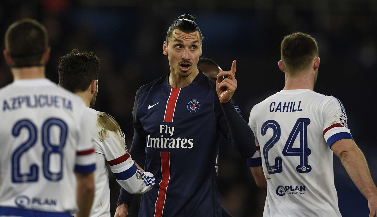 Pemain PSG, Zlatan Ibrahimovic memprotes keputusan wasit pada leg pertama babak 16 Liga Champions, di Parc des Princes, Paris, Rabu (17/2/2016) dini hari WIB.  (AFP / Franck Fife)