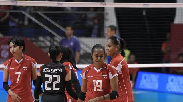 Timnas Voli Putri Indonesia U21 berhadapan dengan Vietnam U21 di laga pertama babak penyisihan Pool A FIVB Putri U21 2025, Kamis (07/08/2025). (Mitchell Soeharsono)