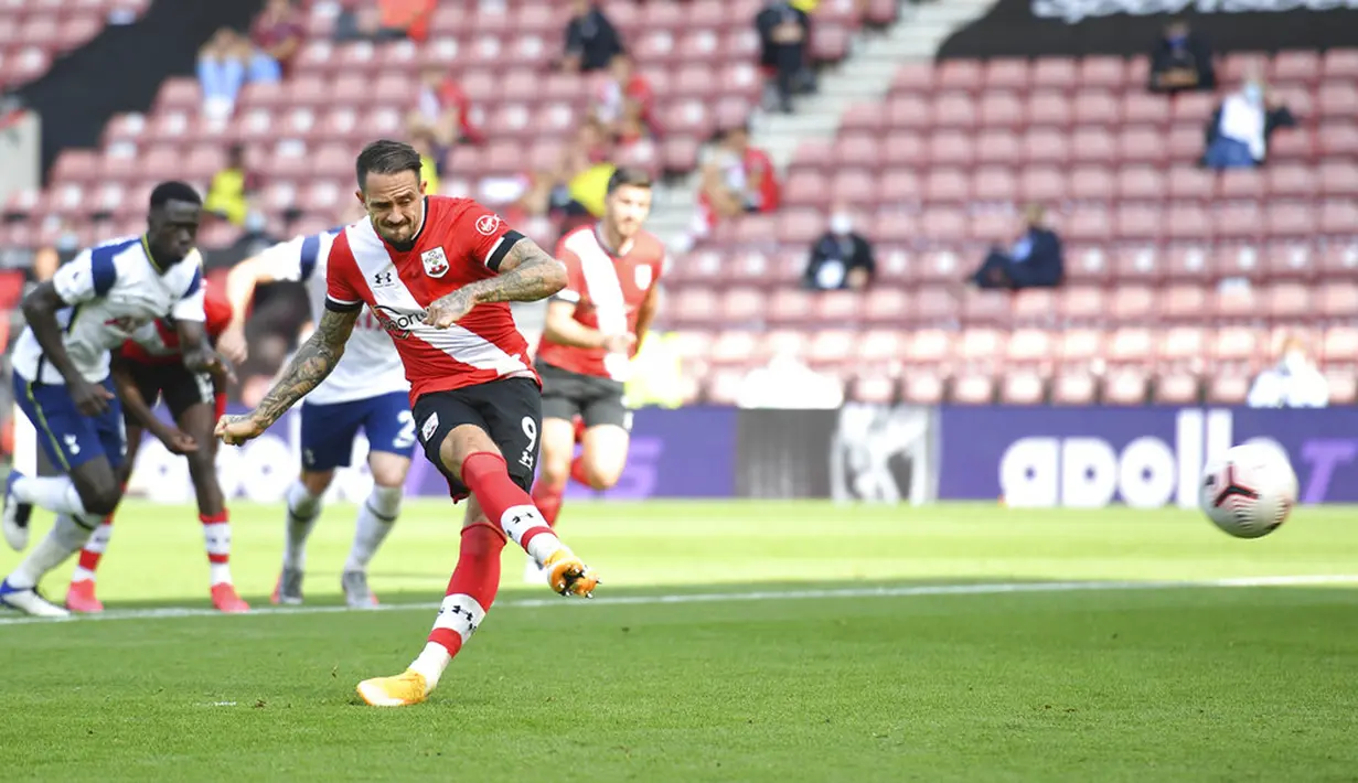 Pemain Southampton Danny Ings mencetak gol ke gawang Tottenham Hotspur pada pertandingan Liga Premier Inggris di Stadion St. Mary, Southampton, Inggris, Minggu (20/9/2020). Tottenham menekuk Southampton 5-2, Son Heung-min menyumbang empat gol. (Justin Tallis/Pool via AP)