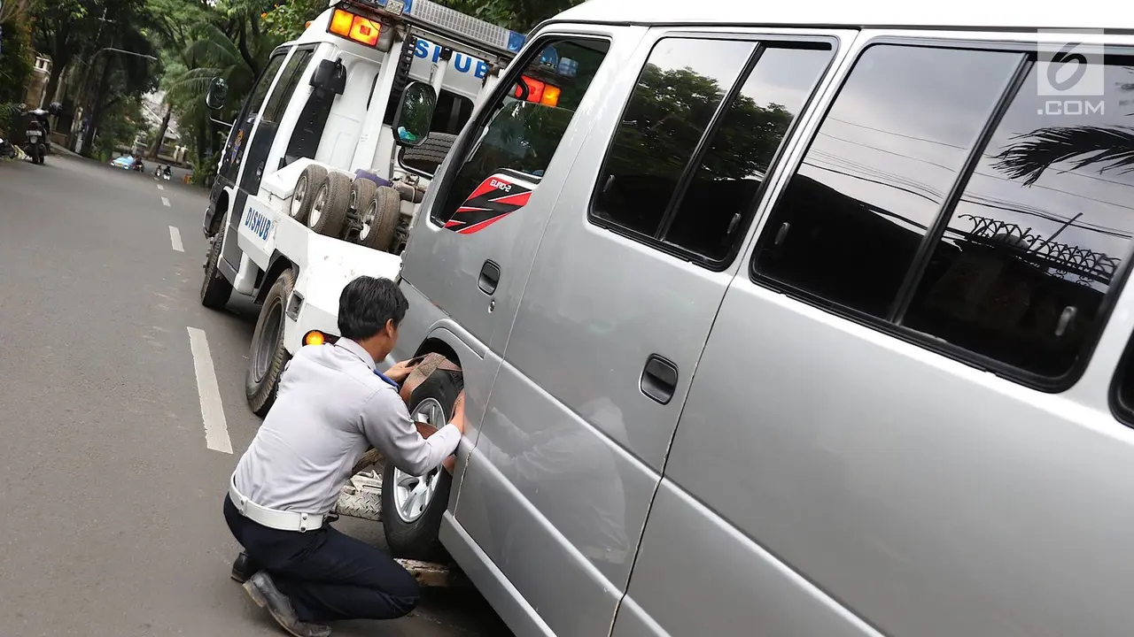 Nekat Parkir Sembarangan, Mobil-mobil di Tebet Diderek Petugas
