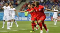 Striker Inggris, Harry Kane, merayakan gol yang dicetaknya ke gawang Tunisia pada laga Grup G Piala Dunia di Volgograd Arena, Volgograd, Senin (18/6/2018). Inggris menang 2-1 atas Tunisia. (AP/Sergei Grits)