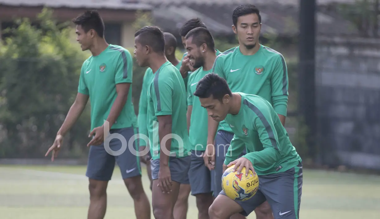 Beny Wahyudi tampak asik sendiri dengan dunianya saat bergaya layaknya mirip pemain basket pada sesi latihan di Hotel Grand Fourwings, (17/12/2016). (Bola.com/Vitalis Yogi Trisna)