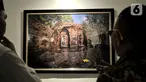 Pengunjung melintas di depan karya foto dalam Pameran Fotografi Cagar Budaya di Museum Nasional, Jakarta, Kamis (3/10/2019). Pameran tersebut diselenggarakan oleh Direktorat Cagar Budaya dan Permuseuman, Kementerian Pendidikan dan Kebudayaan bertema Cagar Budaya Bahagia. (merdeka.com/Iqbal Nugroho)