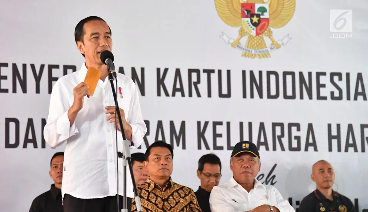 Presiden Jokowi menyampaikan keterangan dalam penyerahan KIP dan PKH di SMA Negeri 1 Palembang, Sumatra Selatan (22/1). Dalam kunjungan kerjanya tersebut Presiden Jokowi menyerahkan langsung kepada 1.700 penerima KIP. (Liputan6.com/Pool/Biro Setpres)