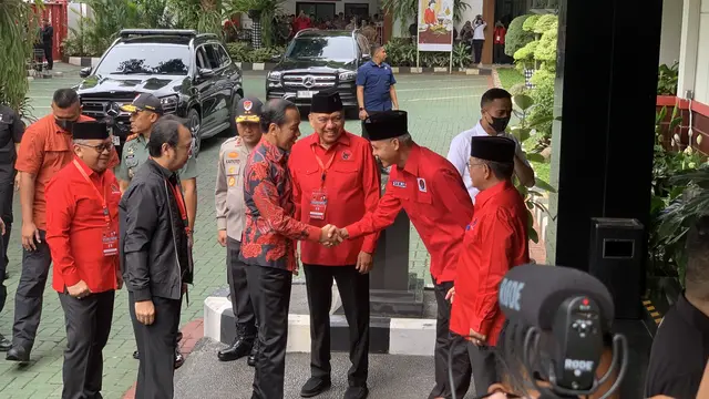 Presiden RI Joko Widodo (Jokowi) tiba di Sekolah Partai, Jalan Raya Lenteng Agung, Jakarta Selatan, Selasa (6/6/2023) untuk menghadiri Rapat Kerja Nasional (Rakernas) III PDIP.