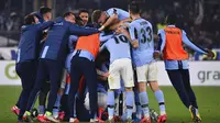 Para pemain Lazio merayakan kemenangan atas Inter Milan pada laga Serie A di Stadion Olympico, Minggu (16/2/2020). Lazio menang 2-1 atas Inter Milan. (AP/Alfredo Falcone)