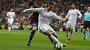 Pemain Real Madrid, Cristiano Ronaldo berebut bola dengan pemain Eibar, Gonzalo Escalante dalam lanjutan La Liga pekan kesembilan di Stadion Santiago Bernabeu, Minggu (22/10). Madrid menang tiga gol tanpa balas. (AP/Francisco Seco)