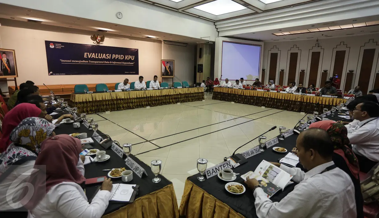 Komisi Pemilihan Umum (KPU) menggelar rapat evaluasi di ruang rapat KPU Pusat, Jakarta, Selasa (4/4). Rapat tersebut membahas mengenai evaluasi PPID KPU "Inovasi mewujudkan transparansi data dan informasi kepemiluan". (Liputan6.com/Faizal Fanani)