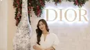 Jessica Mila tampil elegan mengenakan mini dress putih lengan pump dengan menenteng tas Dior hitam. @jscmila