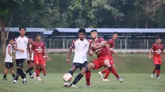 Menjamu PSG Pati, Persita memainkan permainan dengan tempo cepat sejak awal.
Kedua tim pun langsung berbalas serangan dengan tensi tinggi sejak peluit tanda
dimulainya pertandingan dibunyikan. (Foto: Dok. Persita)