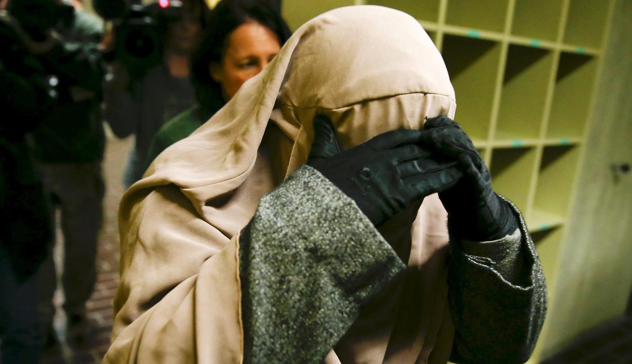 Amira B saat tiba untuk melakukan kesaksian di pengadilan Munich , Jerman, (17/3). Amira B menolak membuka cadar karena ia adalah seorang muslim yang taat. (REUTERS / Michael Dalder)