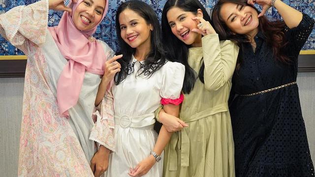 Potret Annisa Pohan saat buka bersama dengan keluarga besar (Sumber: Instagram/@annisayudhoyono)
